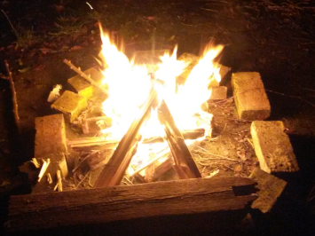 Lagerfeuer mit Steinumrandung