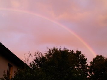 Regenbogen am rötlichen Abendhimmel